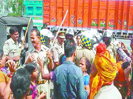 women protest in collectrate