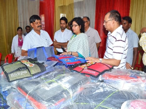 Prisdiy kids donate school bags