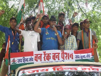 Anna at Jantar Mantar today, troops morale boost.