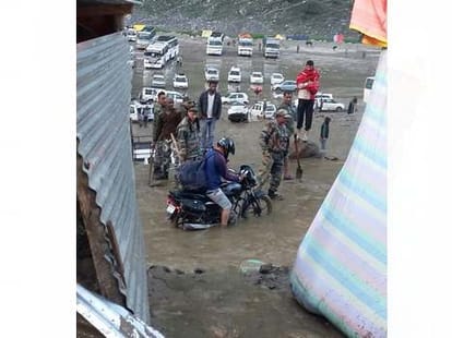 cloud brust in Amarnath Yatra base camp Baltal