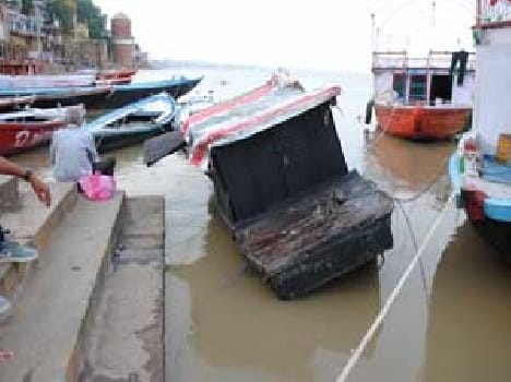 The Ganga water level has increased, Kashi Ghats in contact of talking at Chourasi ground broken