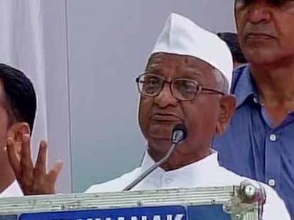 anna hazare with former soldiers in issue of one rank one pension