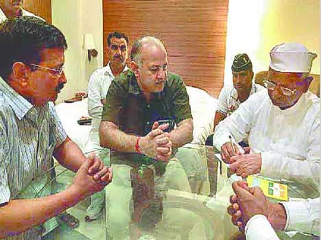 Kejriwal to meet Anna to be snapped-issued warrant against me.