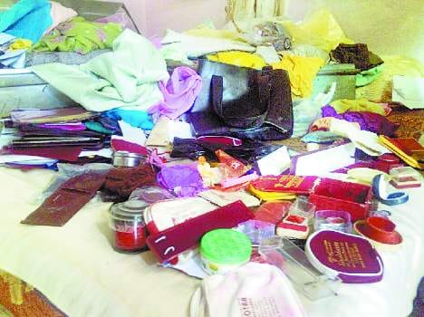 Gold ornaments and cash worth Rs 1.50 lakhs stolen in a burglary