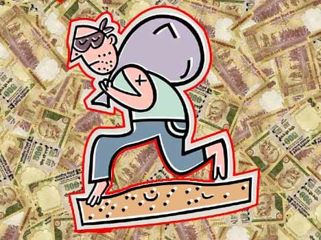 After loot criminals throw notes in air to escape