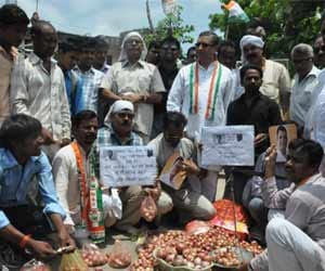 Special 'Rahul Gandhi onion' sell in Gorakhpur.