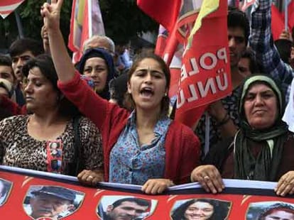 turkey: 2 army mens died in Suicide attack
