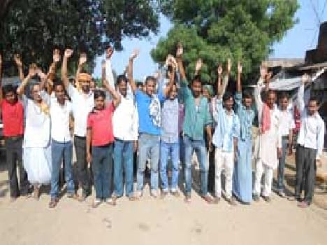 Traders demonstrating , protesting