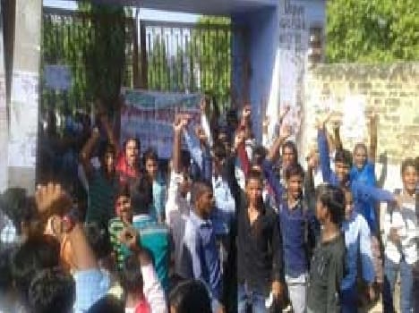 Dildarnagar students fiercely hit the fuss