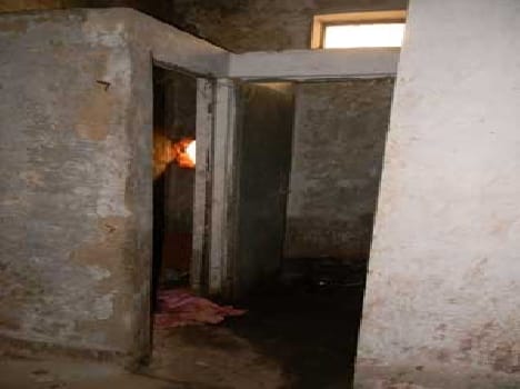 Three prisoners escaped by breaking the wall