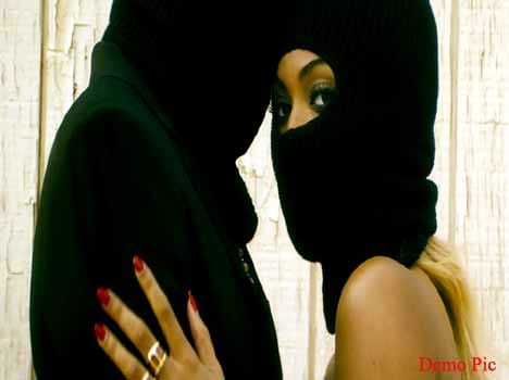 Together with boyfriend steal the woman caught red handed.