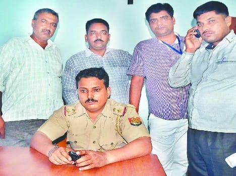 Sub Inspector caught by vigilence team in red handed