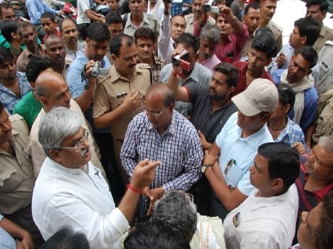 Broken store merchants, from lawmaker wrangling