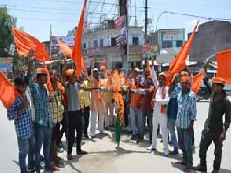 Bajrang Dal blew effigy of Pakistan's PM
