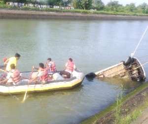 car fall into canal, five died.
