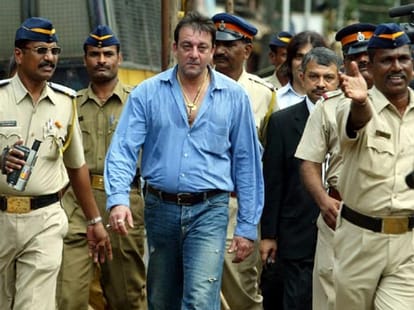 Gangster Abu Salem has denied that he went to the house of Sanjay Dutt and gave him AK-47
