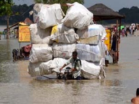 80 meters across the water of the Ganges , Yamuna , Slug gate closed