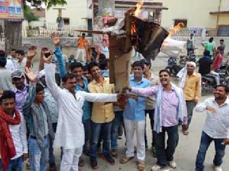 Students burn effigy of principal .