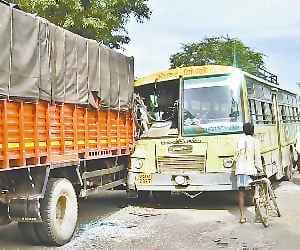 bus truck collapse in bahraich