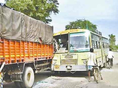 bus truck collapse in bahraich