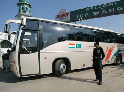 Memon 's hanging affect  Lahore bus service , only four travelers visit