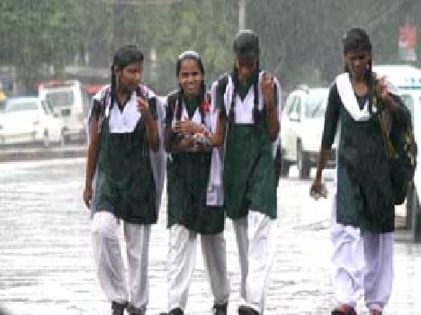 Weather turns colder in north India 