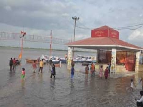 Varuna settlements along the drain