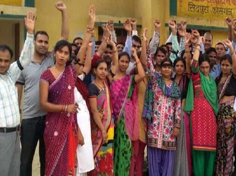 trainee teachers make a noise against appointment matter
