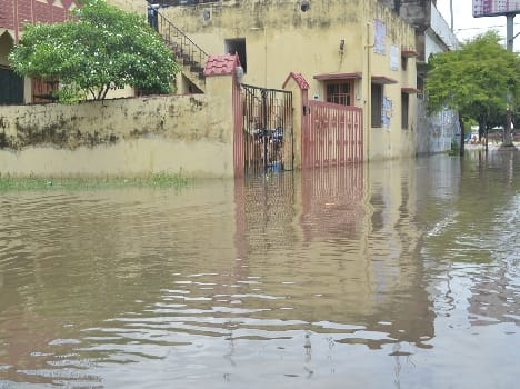 Pools pool became roads , water entered homes