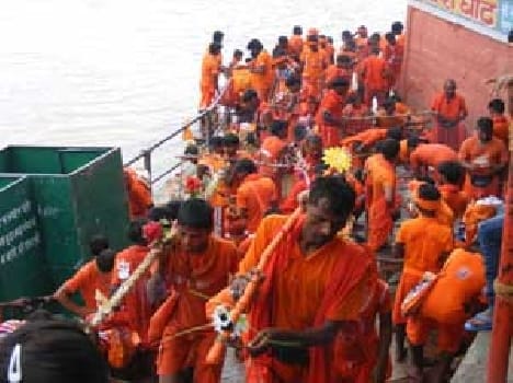 Shiva devotees thronging crowd in court