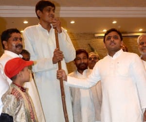 CM Akhilesh Yadav to help tallest man.