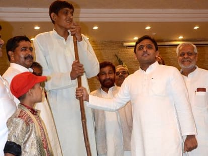 CM Akhilesh Yadav to help tallest man.