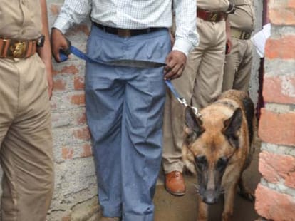 CRPF Constable wife And 3 childrens Murdered in Gorakhpur.