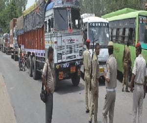 college students show anger, road jaam.