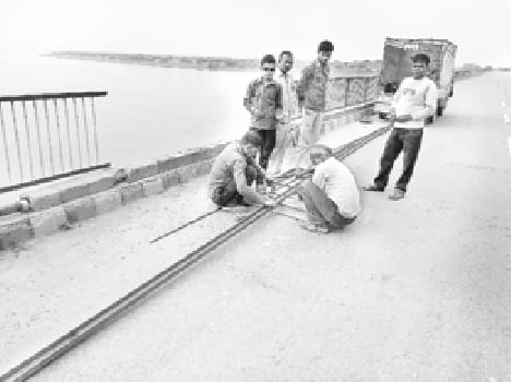 Yamuna bridge railing made ??properly