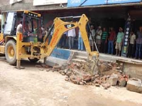In city driving bulldozers against encroachment