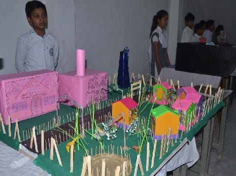 Students demonstrated by models