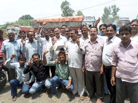 Tractor-trolleys against the commotion of transporters