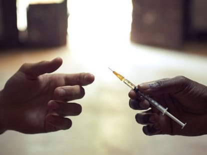 drug racket in panchkula, man supplying drugs on cycle