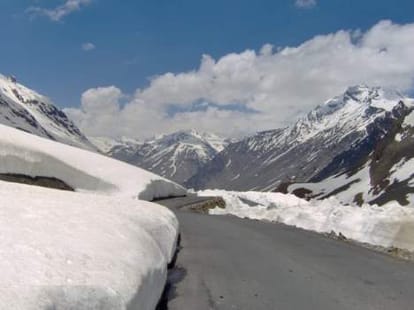 HPTDC special bus service to leh.