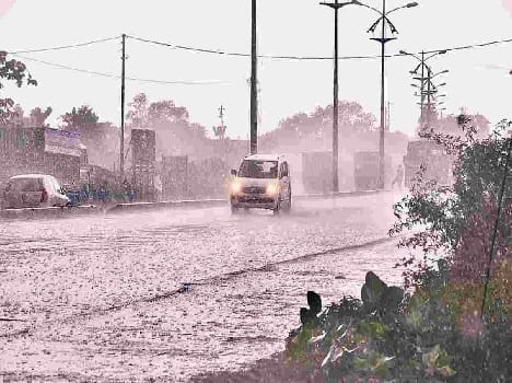 rain falling in agra