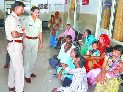 fight between people and guard in bankebihari temple