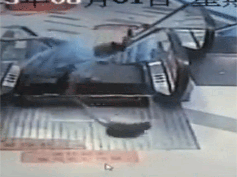 mall staff injured in China after escalator goes faulty