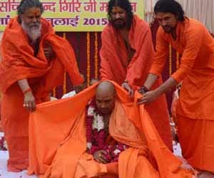 liqueur businessman become mahamandleshwar, akhadas gets angry.