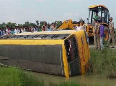School bus overturns , 19 injured