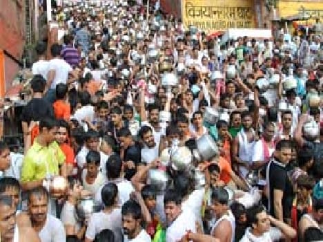Lock reached Gate Dhundhiraj sanctum Yadav brothers Break