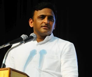 CM Akhilesh Yadav honours socialist leaders.