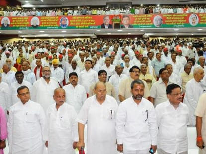 CM Akhilesh Yadav honours socialist leaders.