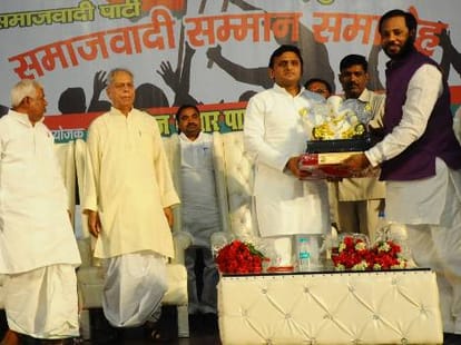 CM Akhilesh Yadav honours socialist leaders.