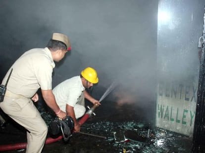 Fire in Janpath market.